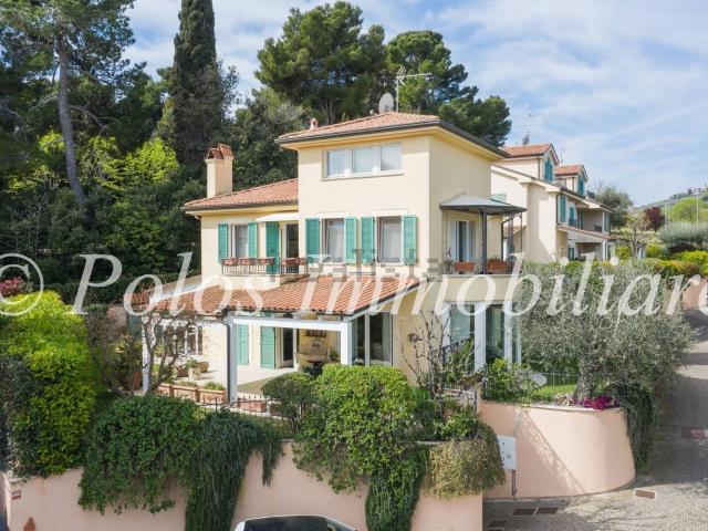 Case e ville in vendita di 280 m² in Via Gino Nibbi, 12