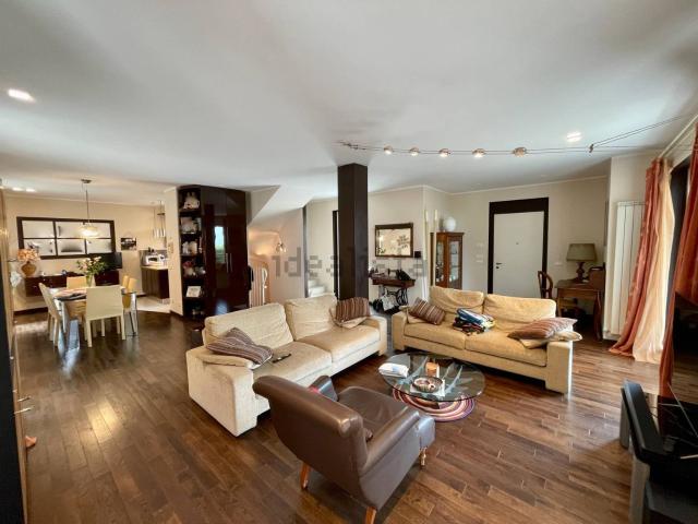 Case e ville in vendita di 280 m² in Via Gino Nibbi, 22