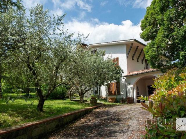 Case e ville in vendita di 280 m² in Via Guglianese