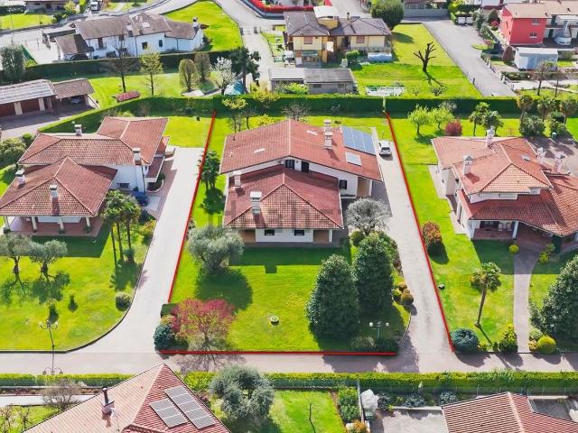 Case e ville in vendita di 280 m² in Via Don Tita del Rizzo