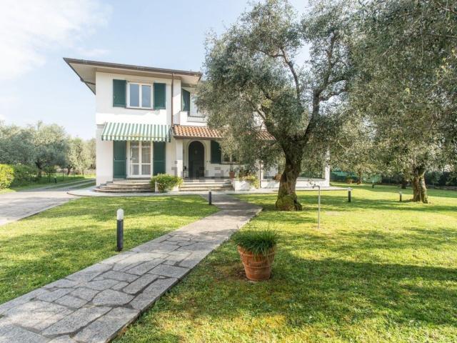 Case e ville in vendita di 280 m² in Via dei Cedri