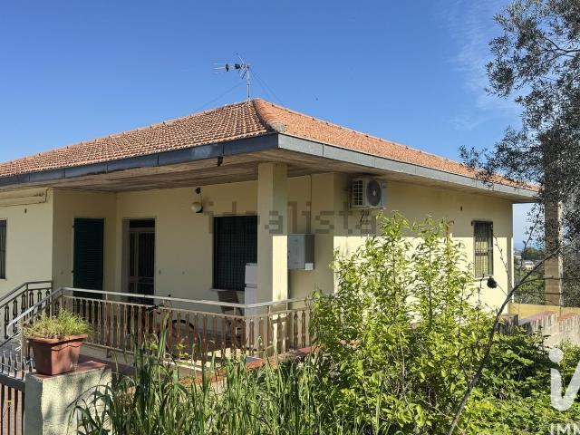 Case e ville in vendita di 280 m² in Via dei Colli, 48