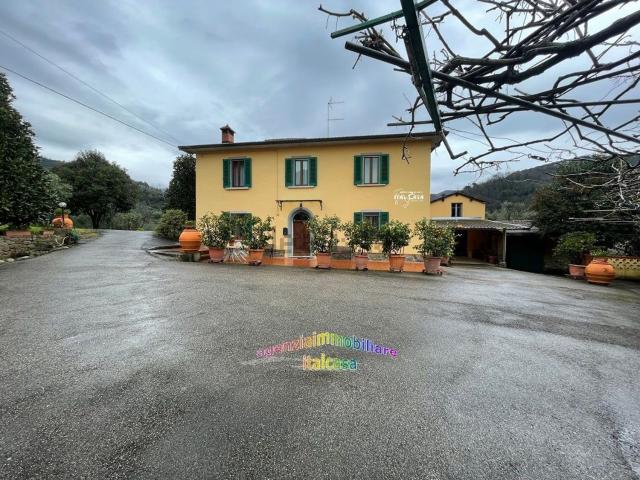 Case e ville in vendita di 280 m² in Via dei Giannini
