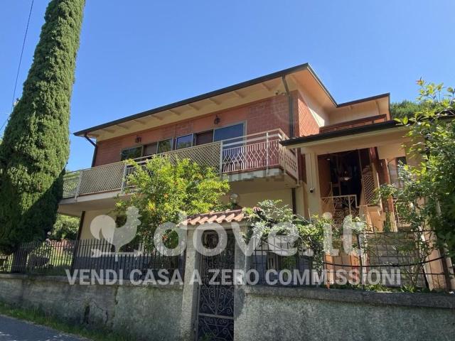 Case e ville in vendita di 280 m² in Via dei Pini
