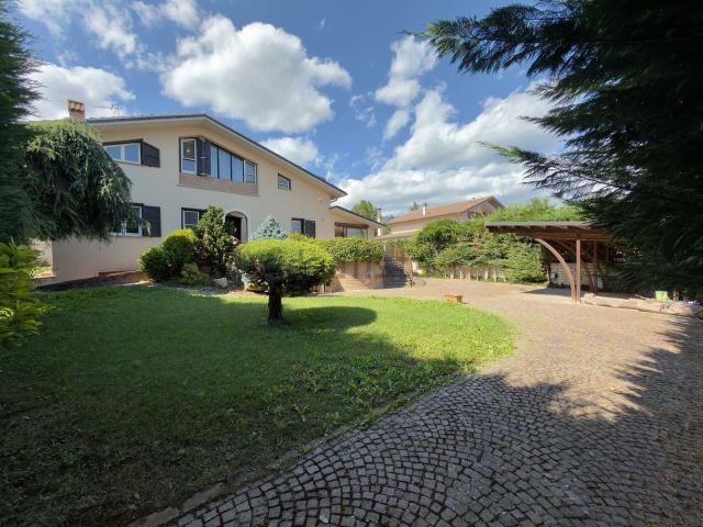 Case e ville in vendita di 280 m² in Via del Mandorlo, 30