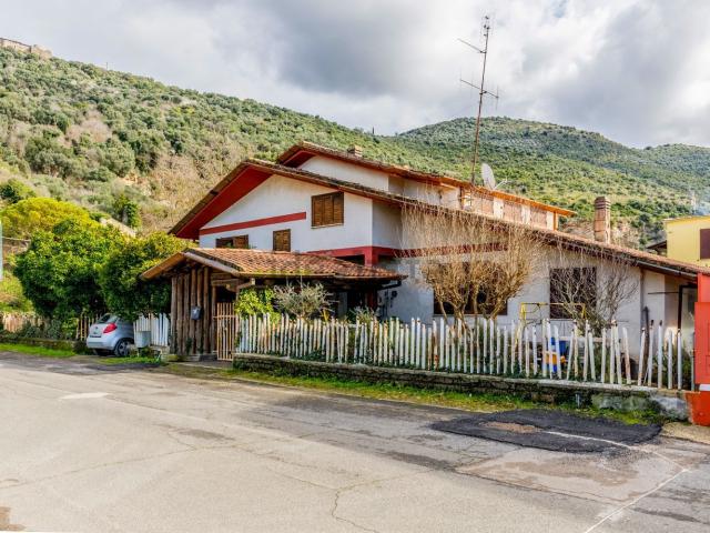Case e ville in vendita di 280 m² in Via del Sambuco