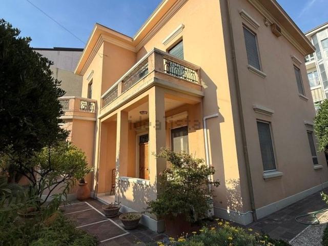 Case e ville in vendita di 280 m² in Via della Vela, 122