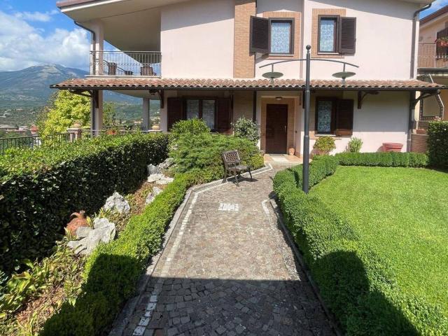 Case e ville in vendita di 280 m² in Via delle Margherite, 5