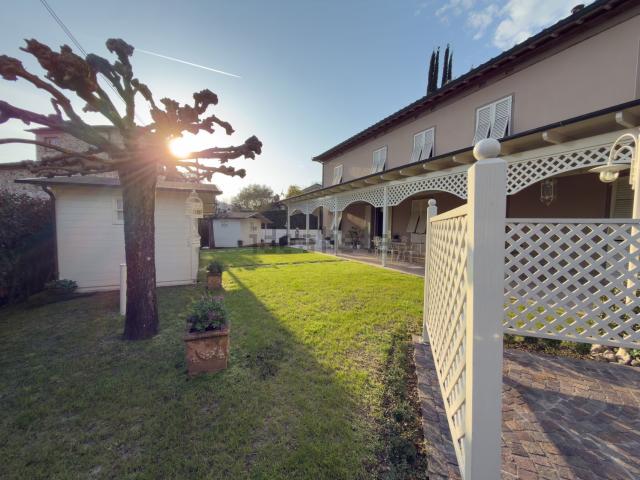 Case e ville in vendita di 280 m² in Via delle Querce, 413