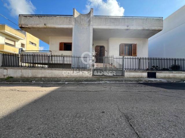 Case e ville in vendita di 280 m² in Via delle Rose, 10