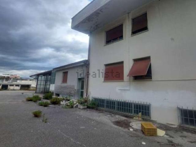Case e ville in vendita di 280 m² in Via e Fermi