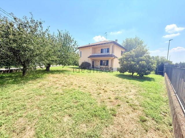 Case e ville in vendita di 280 m² in Via Enrico Berlinguer, 12