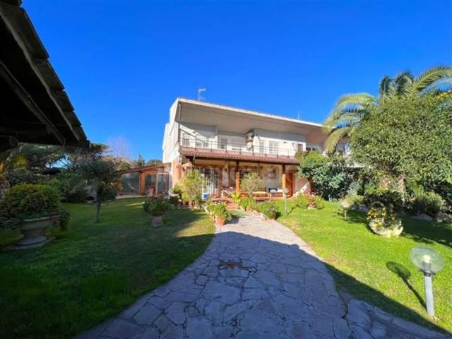 Case e ville in vendita di 280 m² in Via Eschilo