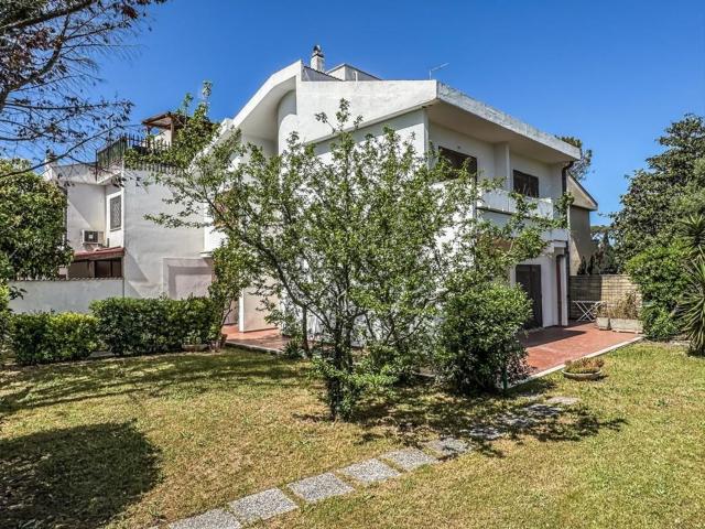 Case e ville in vendita di 280 m² in Via Folgaria