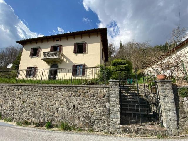 Case e ville in vendita di 280 m² in Via Farini, 55033