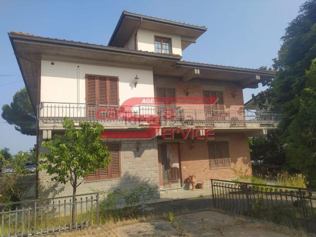 Case e ville in vendita di 280 m² in Via Firenze, 51035
