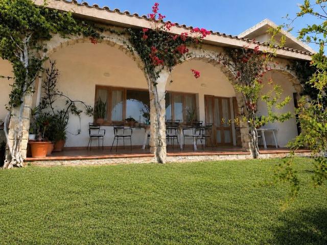Case e ville in vendita di 280 m² in Via Is Molas