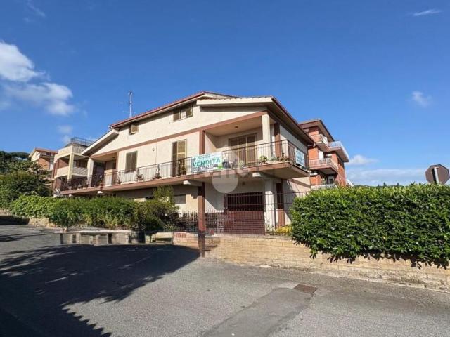 Case e ville in vendita di 280 m² in Via Olanda, 8
