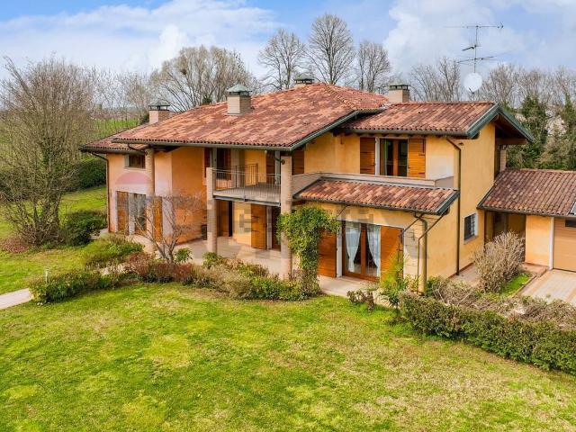 Case e ville in vendita di 280 m² in Via Livelli, 12