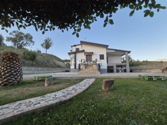 Case e ville in vendita di 280 m² in Via Leyland