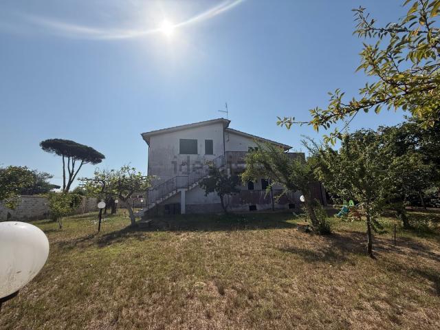 Case e ville in vendita di 280 m² in Via Leonardo da Vinci, 8