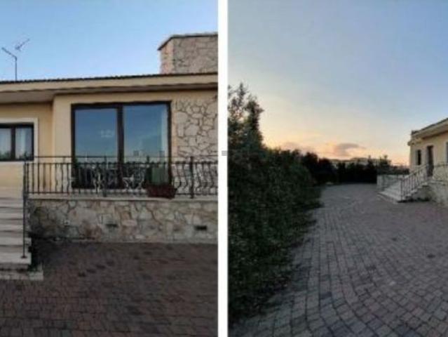 Case e ville in vendita di 280 m² in Via Mottola