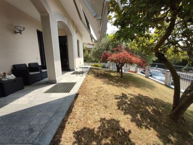 Case e ville in vendita di 280 m² in Via Monte Bianco