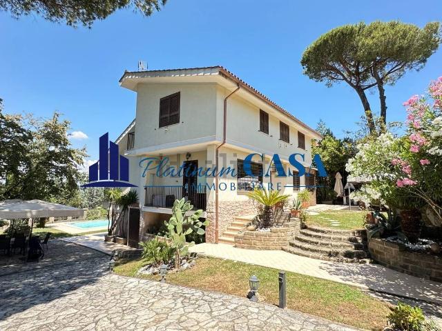 Case e ville in vendita di 280 m² in Via Monte Madonna, 9