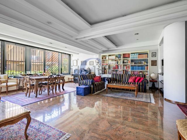 Case e ville in vendita di 280 m² in Via Mario Mencatelli, 44