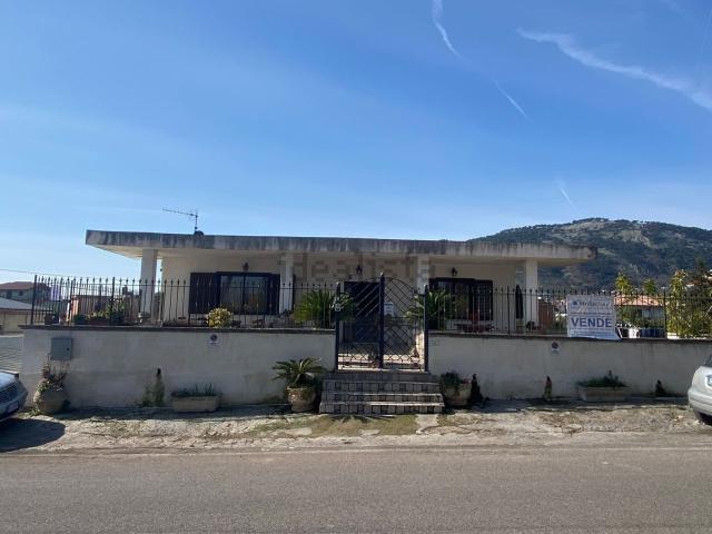 Case e ville in vendita di 280 m² in Via Martiri d&apos Ungheria, 40