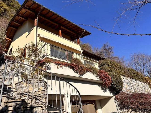 Case e ville in vendita di 280 m² in Via San Benedetto