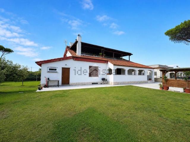 Case e ville in vendita di 280 m² in Via Stromboli