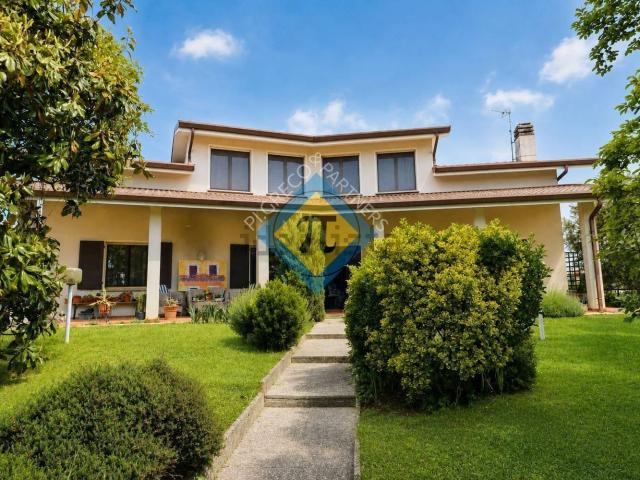Case e ville in vendita di 280 m² in Via Pre&apos  Pieri Zuani, 1