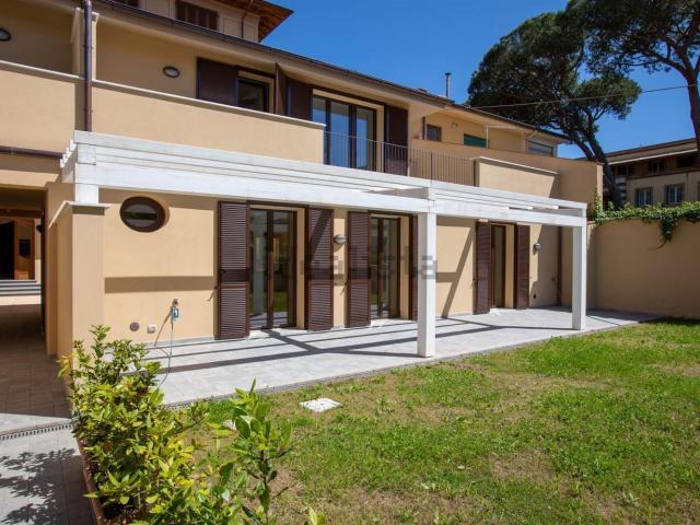 Case e ville in vendita di 280 m² in Via Puccini