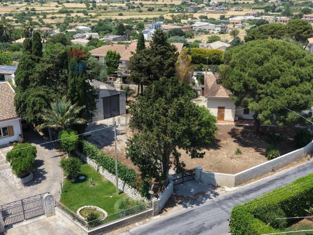 Case e ville in vendita di 280 m² in Via Rocciola Scrofani, 106