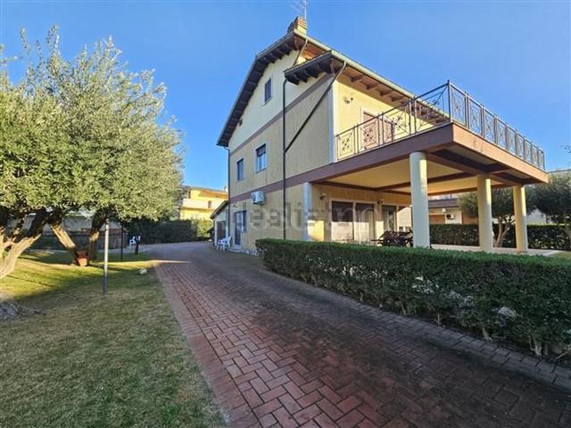 Case e ville in vendita di 280 m² in Via Roselle