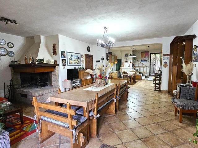 Case e ville in vendita di 280 m² in Via Ravisa, 6