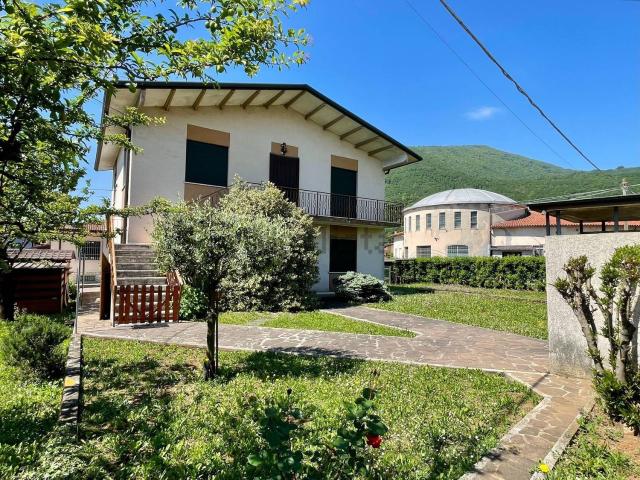Case e ville in vendita di 280 m² in Via Tondelle, 14