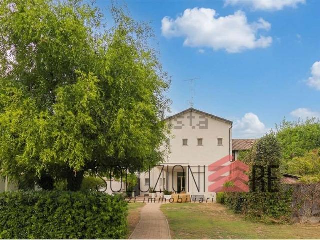 Case e ville in vendita di 280 m² in Via Terdobbiate, 23