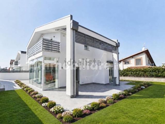 Case e ville in vendita di 280 m² in Via Tuscolana