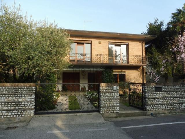 Case e ville in vendita di 280 m² in Via Urania, 15