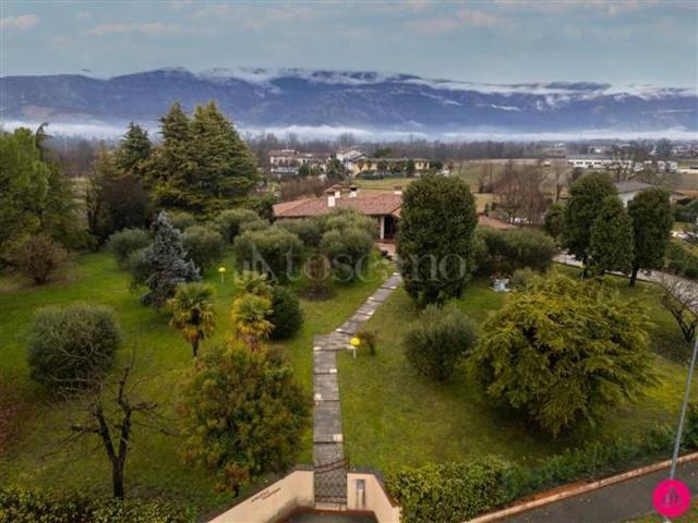 Case e ville in vendita di 280 m² in Via Villorba