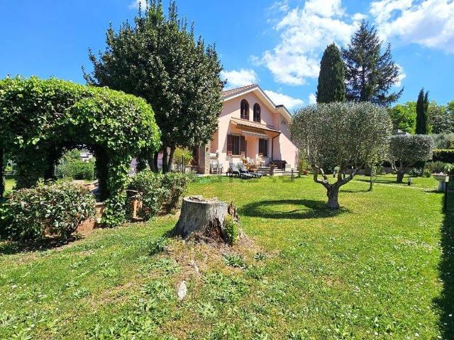 Case e ville in vendita di 280 m² in Viale Fiume