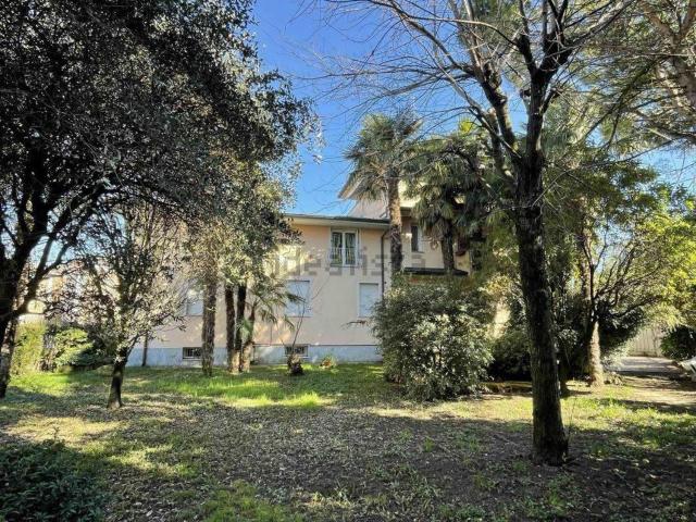 Case e ville in vendita di 280 m² in Viale Montecatini, 3
