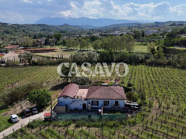 Case e ville in vendita di 280 m² in Contrada Cerreto, 136