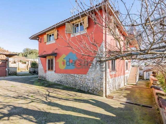 Case e ville in vendita di 280 m² in Contrada Colle Pastora