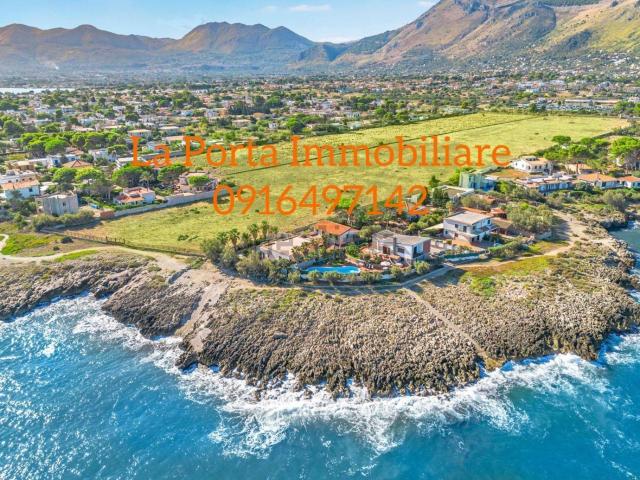 Case e ville in vendita di 280 m² in Lungomare Pozzillo, 27