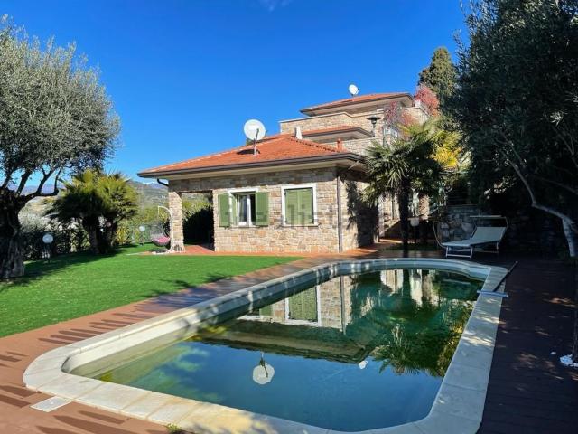 Case e ville in vendita di 280 m² in Strada Statale 1