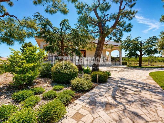 Case e ville in vendita di 282 m² in Via Cozze