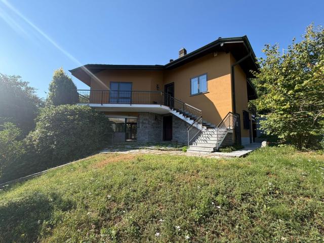 Case e ville in vendita di 282 m² in Via Francesco Petrarca